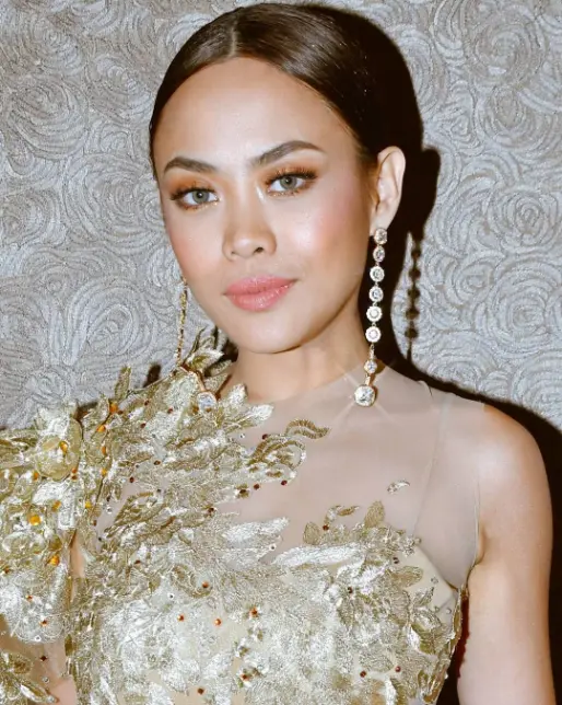 charming Filipino woman