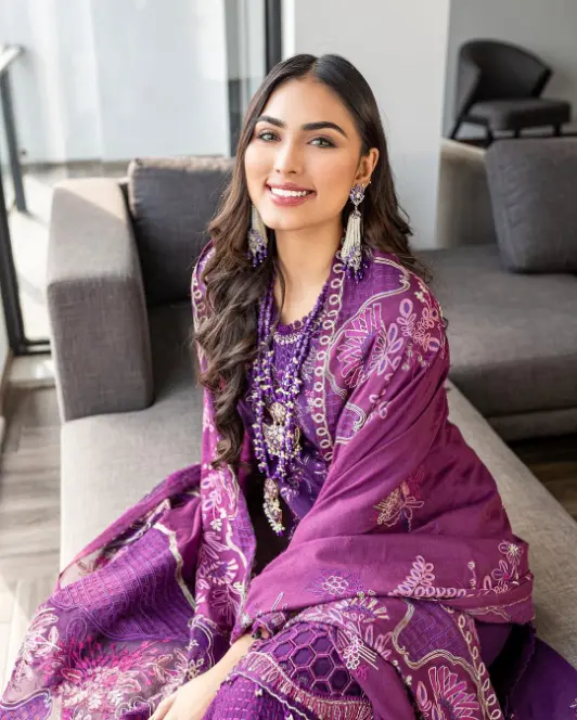 gorgeous Pakistani women